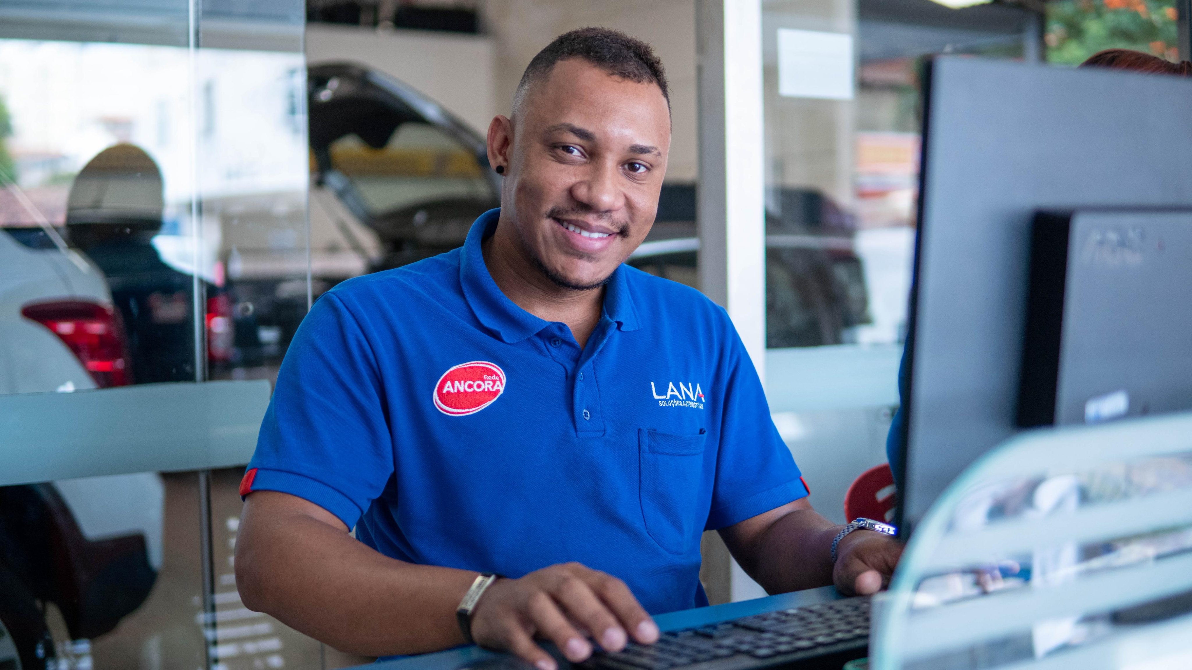 Colaborador da Lana Automotiva no balcão de atendimento