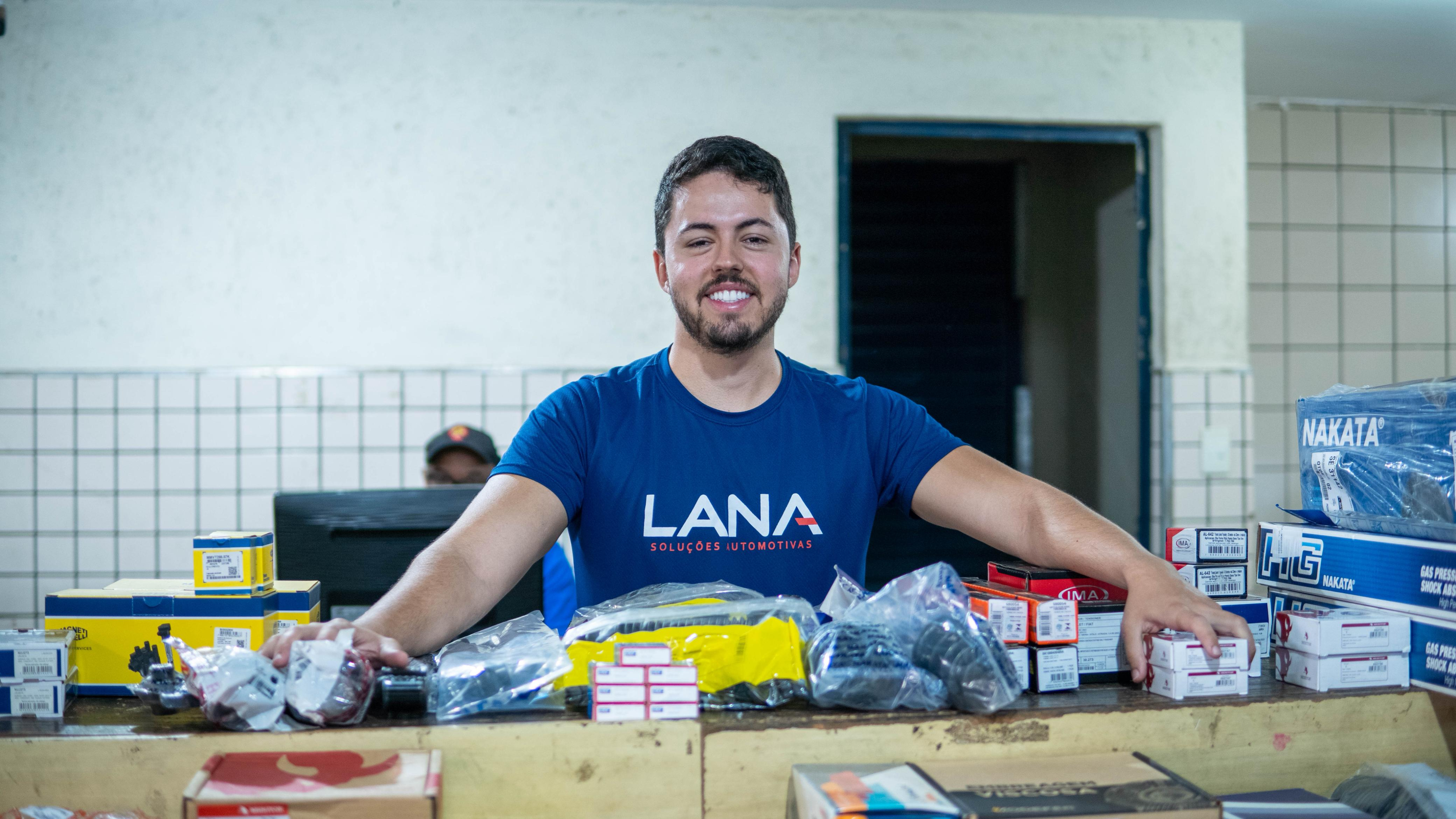 Funcionário da Lana Automotiva com peças no depósito
